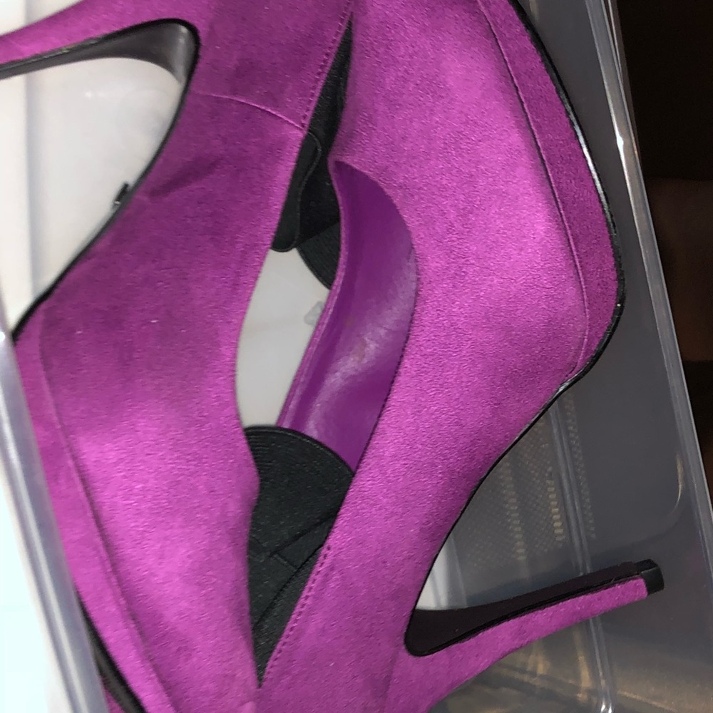 Pump with ankle strap